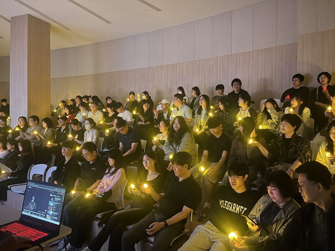 지난 단결식에서 학생과 학부모님이 함께 촛불을 들고 있는 모습
