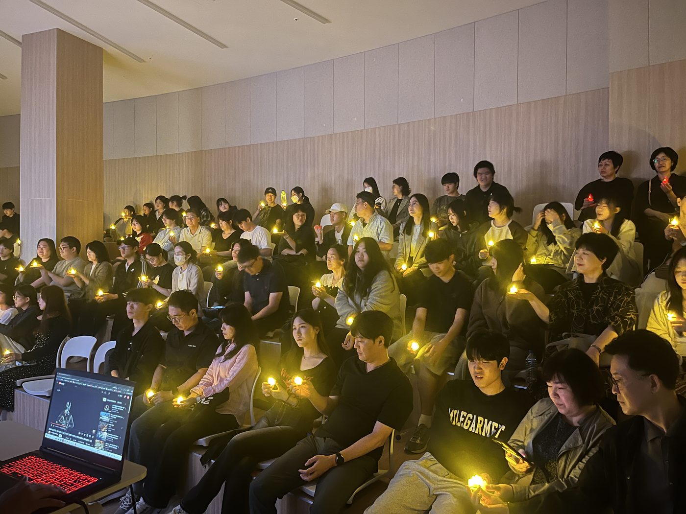 지난 단결식에서 학생과 학부모님이 함께 촛불을 들고 있는 모습